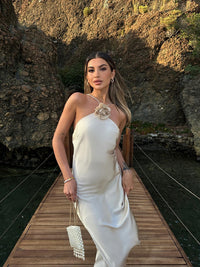 Robe d'été longue dos nu à col licou en satin blanc