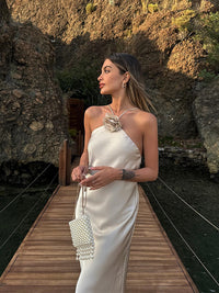 Robe d'été longue dos nu à col licou en satin blanc