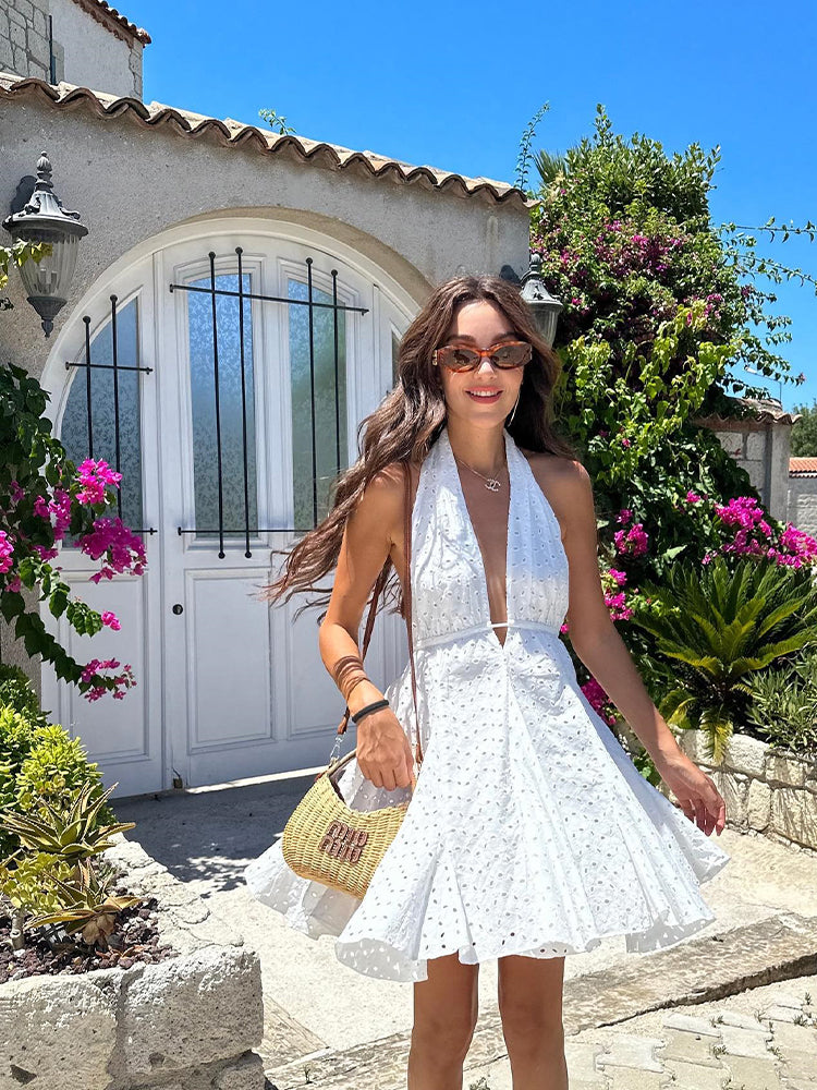 Robe d'été courte dos nu en coton et dentelle blancs