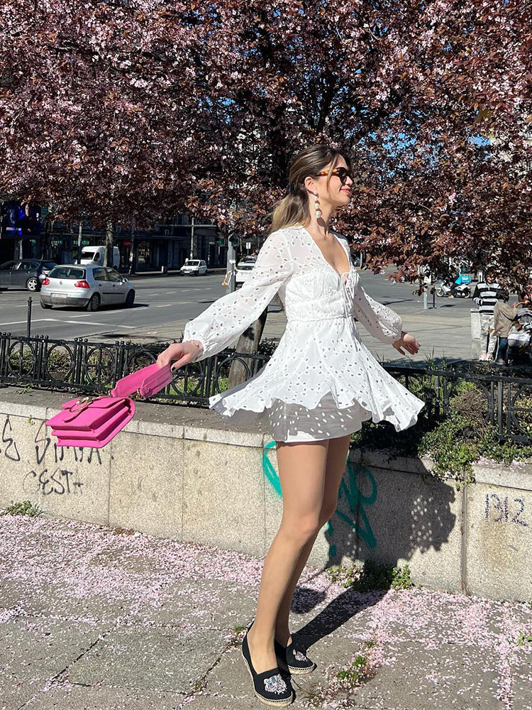 Robe d'été à manches longues en coton blanc avec détails en dentelle