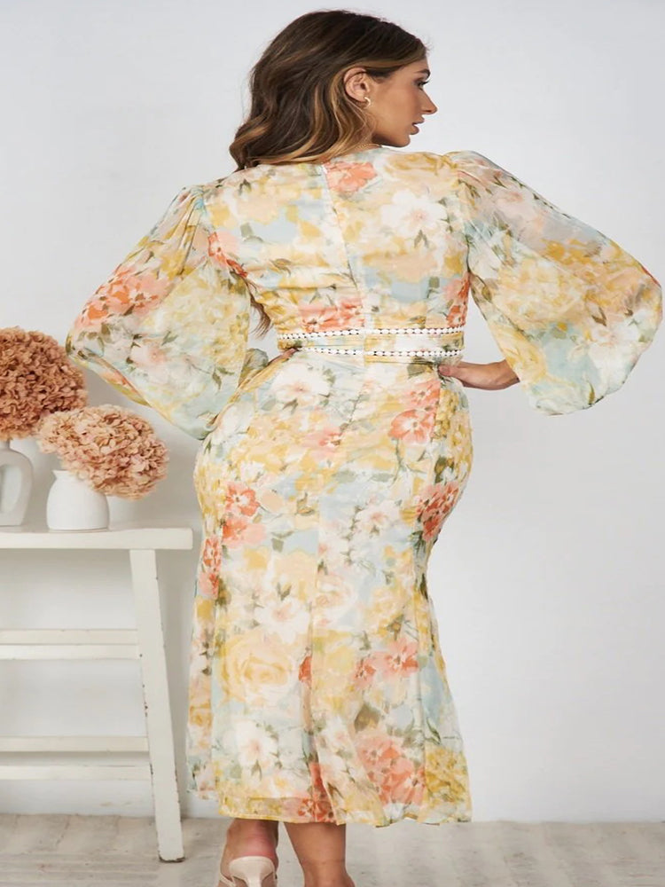 Robe mi-longue à manches longues avec imprimé floral