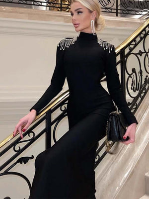 Schwarzes mittellanges Kleid mit hohem Halsausschnitt, Strassverzierung und Schlitz am Saum